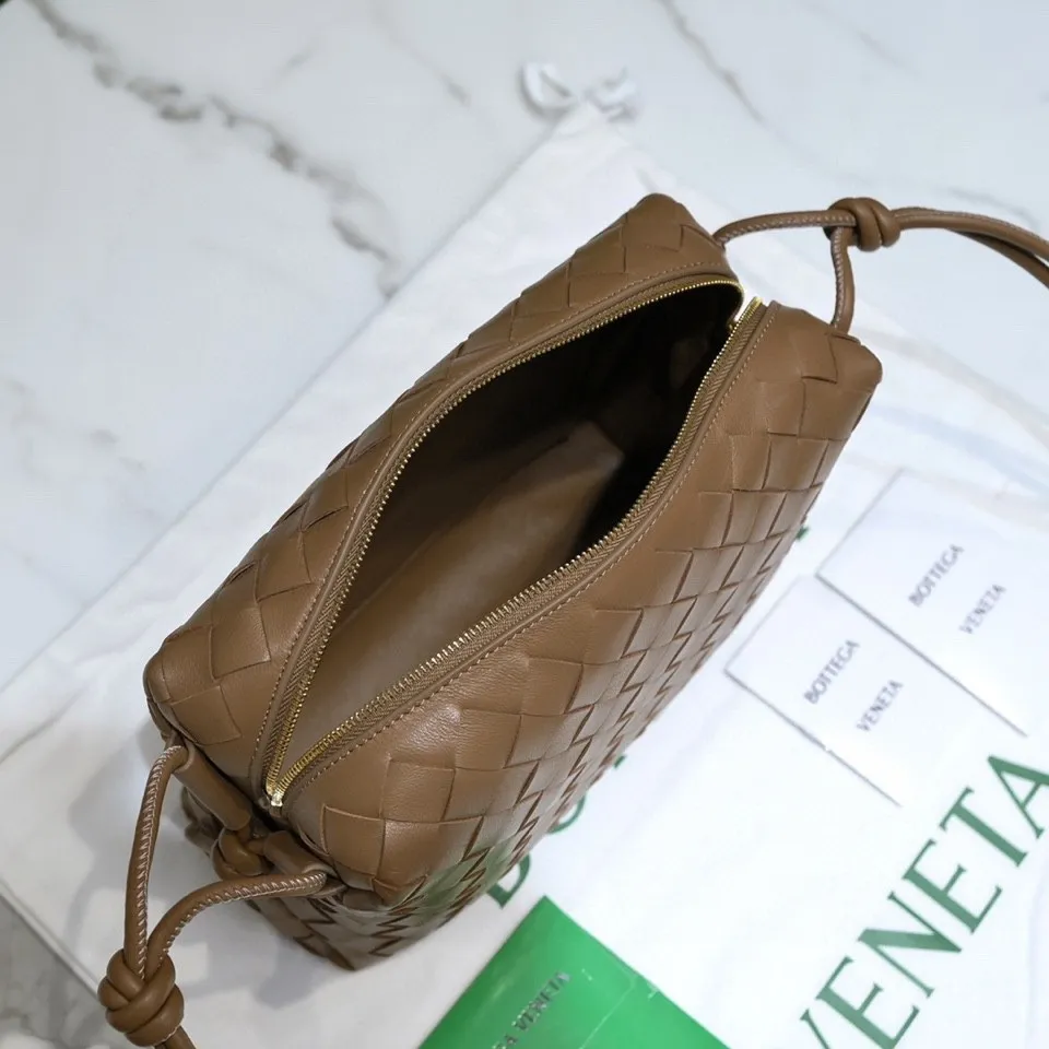 Batch 1260 B's new large Loop camera bag is here🔥Classic woven logo✅ The bag body is made of selected original sheepskin. The texture is soft and waxy. The simple square body is classic and versatile. The interior design is very practical. It has a lot of space and has an adjustable iconic leather drawstring. It can be said to be both elegant and practical. The design is very simple and elegant, with a kind of literary retro style. Size 22x15x8, model: 6684#